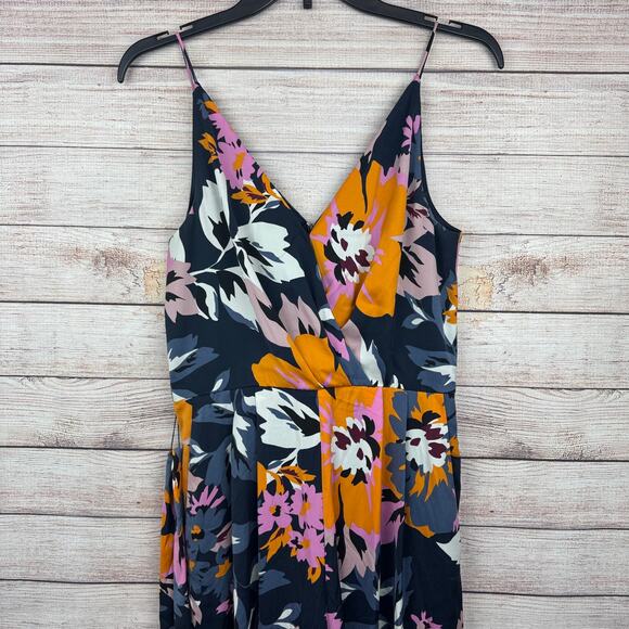 H&M Floral Cropped Jumpsuit W/ V-neck - Picture 2 of 7